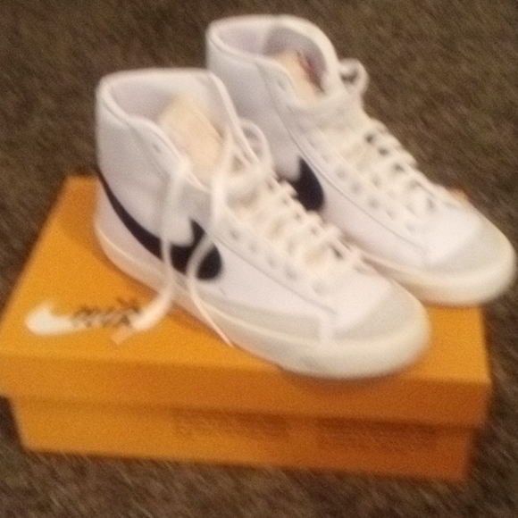 Shoes - Picture 3 of 4